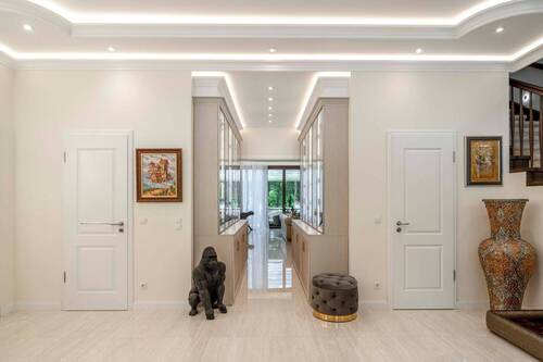 Eingangshalle mit separaten Garderobenräumen - Einfamilienhaus mit 678,00 m&sup2; in Michendorf zum Kaufen