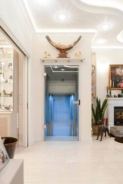 Fahrstuhl verbindet die Etagen - 