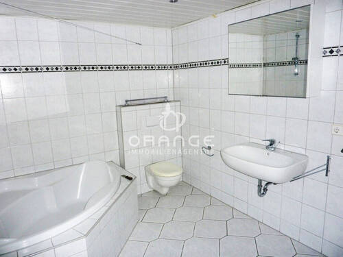 Bad mit Fenster im Objekt 4 - 