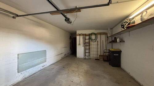 Garage mit elektr. Garagentor - 