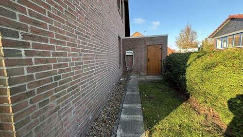 Weg zum Geräteschuppen und der Garage - 