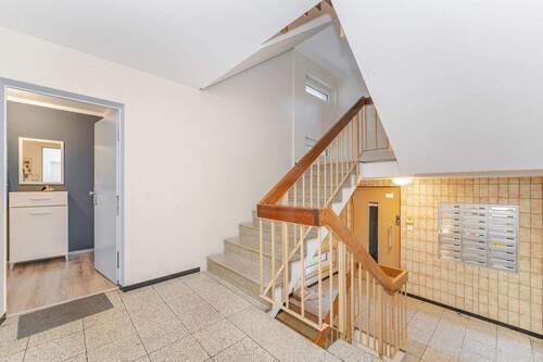 Eingangsbereich mit Aufzug - 