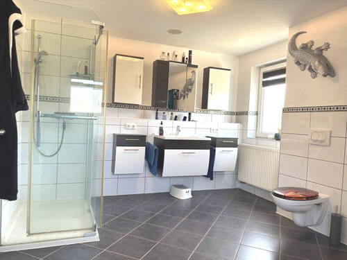 Badezimmer mit großer Dusche... - 