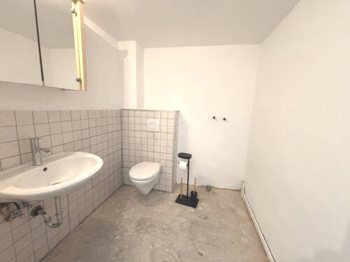 vorbereitetes Bad im Keller - 