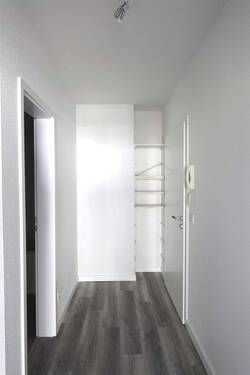 Diele mit Wohnungseingang - 2 Zimmer Etagenwohnung in Leverkusen