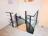 Zimmer EG mit Wendeltreppe zum UG - 