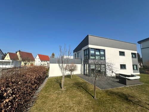 Hausansicht / Garten - Modernes Zweifamilienhaus mit hochwertiger Ausstattung
