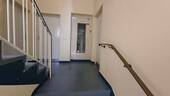 Flur mit Fahrstuhl - 2 Zimmer Etagenwohnung in Celle