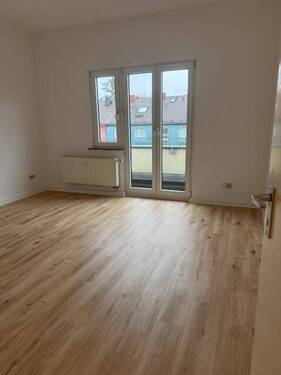 Wohnzimmer - 2 Zimmer Etagenwohnung zur Miete in Köln
