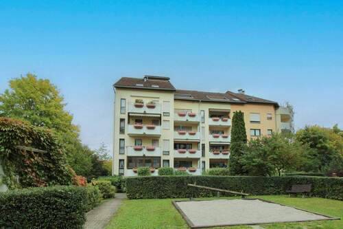 Haus mit Spielplatz - 