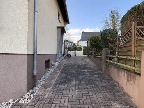 Ansicht von der Hofeinfahrt - 6 Zimmer Einfamilienhaus in Puderbach