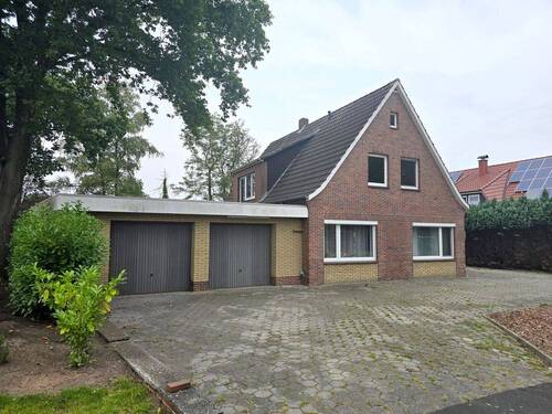 Auffahrt mit Doppelgarage - 5 Zimmer Einfamilienhaus in Uplengen / Meinersfehn