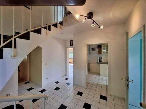 Großzügiges Treppenhaus - 8 Zimmer Mehrfamilienhaus, Wohnhaus in Lorch