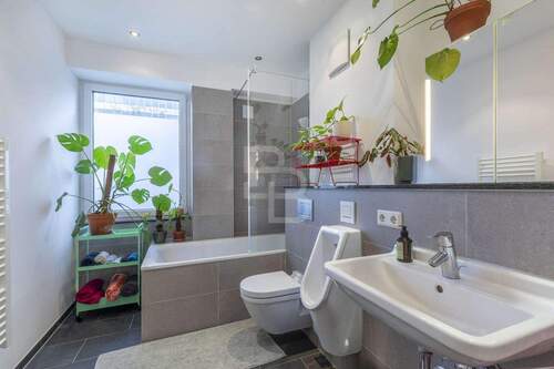 Modernes Bad mit stilvollen Details - 