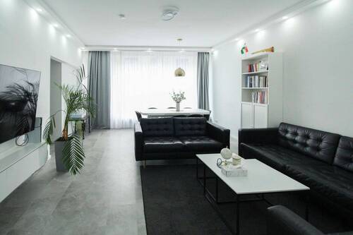Wohnzimmer - 4 Zimmer Etagenwohnung zum Kaufen in Düsseldorf