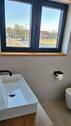 Kinder / Gästebadezimmer mit Blick vor das Haus - 