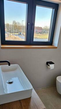 Kinder / Gästebadezimmer mit Blick vor das Haus - 