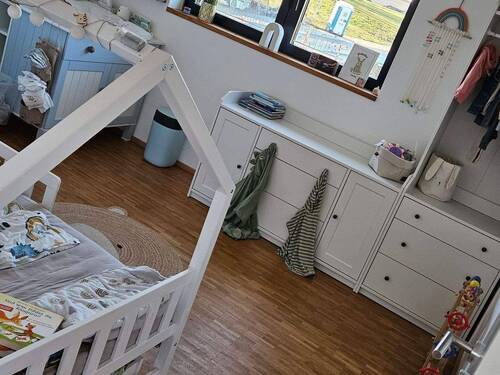 Kinderzimmer 2 mit Blick hinter das Haus / Blick i - 