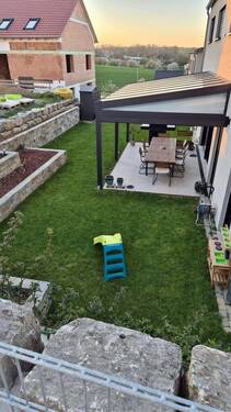 Garten mit Blumenbeeten - 