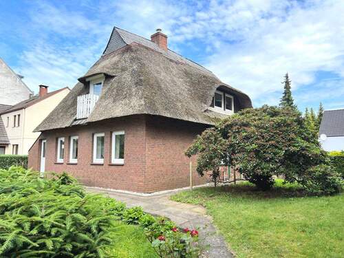 Bild 1 - PURNHAGEN-IMMOBILIEN - Bremen-Rönnebeck, charm. Reetdachhaus mit sep. Werkstatt in zentraler Lage