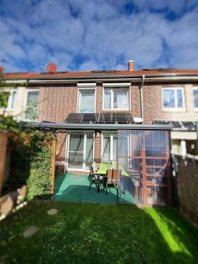 Haus Rückansicht - Familienfreundliches Reihenhaus - 6 Zimmer - zentral und doch ruhig gelegen BJ 2010