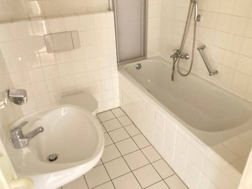 Wohnbeispiel - Badezimmer - Etagenwohnung mit 73,70 m² in Bitterfeld-Wolfen zur Miete