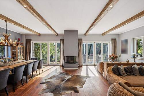 Salon mit Kamin - 5 Zimmer Einfamilienhaus zum Kaufen in Berlin