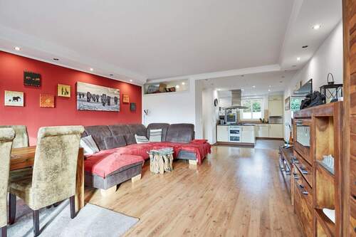 Wohnbereich mit Blick auf offenen Küchenbereich - 