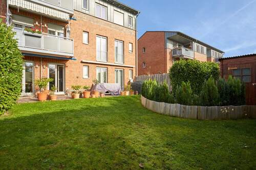 Garten mit Blick auf die Terrasse - 3 Zimmer Etagenwohnung zum Kaufen in Düsseldorf