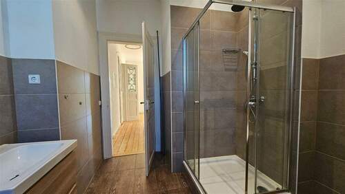 1. OG Bad mit Wanne und Dusche - 