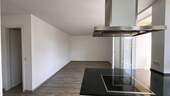 Kücheninsel mit Blick auf Wohnbereich - Etagenwohnung mit 65,90 m&sup2; in Nürnberg zur Miete