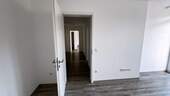 Schlafzimmer mit Tür zum Flur - 