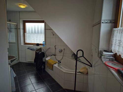 Bad mit Wanne, Fenster - 