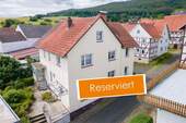 Reserviert-Frankenhain Schulstraße 3 - Geräumig, bezahlbar und ruhig gelegen: Massives Ein- bis Zweifamilienhaus mit Garten und Garage