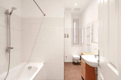 Tageslichtbad mit Badewanne - 