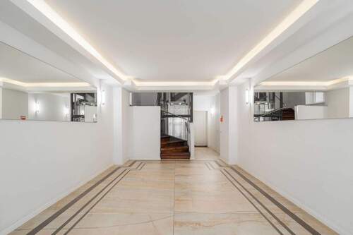 Hausflur mit Aufzug - 