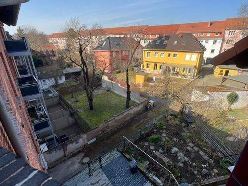 Blick in das Wohnumfeld gartenseitig - Etagenwohnung mit 74,70 m² in Erfurt zum Kaufen