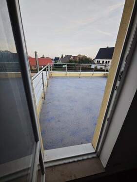 durch die Tür auf die Terrasse - 