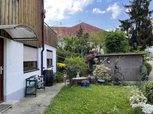 Eingang Einliegerwohnung Vorgarten - 9 Zimmer Mehrfamilienhaus, Wohnhaus zum Kaufen in Waiblingen