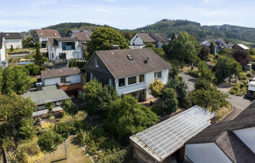 Haus BL_Werz Immobilien - Traumhafte Aussicht inklusive: Attraktives Einfamilienhaus mit Einliegerwohnung & idyllischem Garten