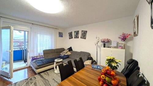Das Wohnzimmer mit Zugang nach Draußen - 3 Zimmer Etagenwohnung zum Kaufen in Giengen an der Brenz