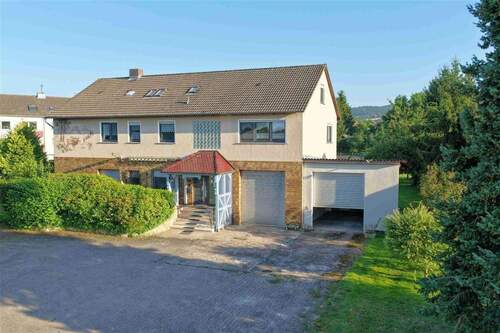 Garagenansicht - Viel Platz zum Wohnen und Arbeiten - Ein- bis Zweifamilienhaus mit großem Garten