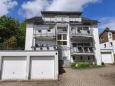 Hausansicht - Attraktive und ruhige 4-Zi.-Whg. mit 2 Balkonen und 2 Garagen am Oeneking!