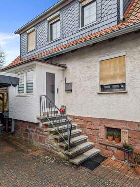 Eingang - Werz Immobilien - 7 Zimmer Einfamilienhaus zum Kaufen in Schönstadt