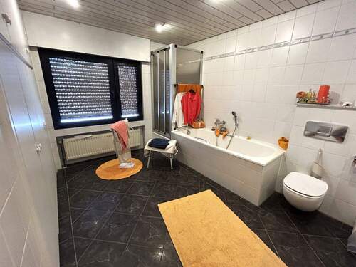 Badezimmer im Obergeschoss - 