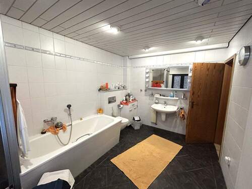 Badezimmer im Obergeschoss - 