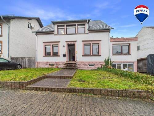 REMAX Immobilien DeLux Haus in Weiskirchen - Rappweiler zu verkaufen - Charmantes Wohnhaus mit Balkon, Garten und Ausbaupotenzial