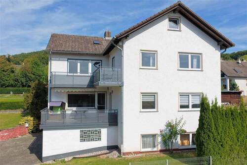 Vorderansicht - Geräumiges Ein- bis Zweifamilienhaus in sehr ruhiger Lage und wunderschöner Aussicht