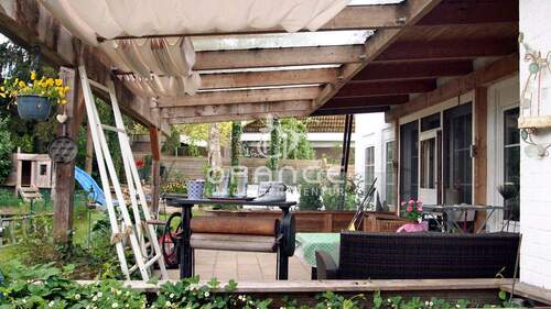 Terrasse mit Sonnenschutz-Segel an der Glas-Überdachung - 