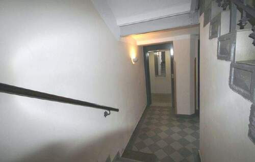 Treppenhaus mit Fahrstuhl - 